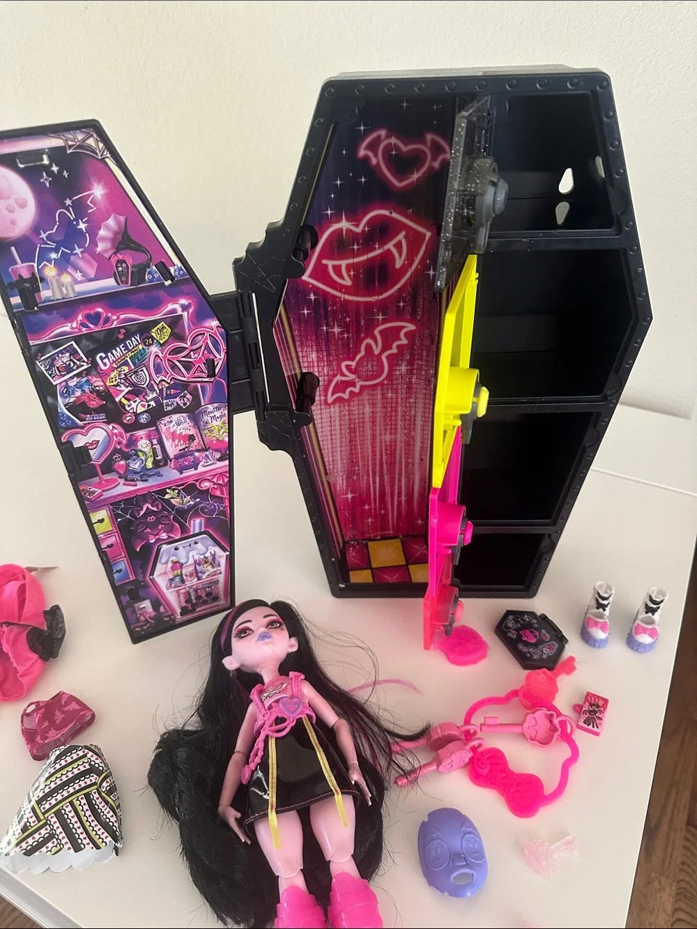 Monster High G3 Dracula with coffin locker and accessories